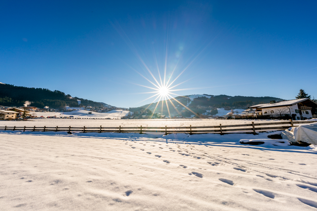 Hartkaiser in Ellmau an einem strahlenden Wintertag mit blauem Himmel.