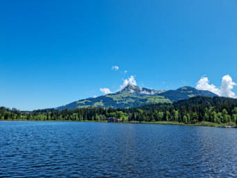 Der malerische Schwarzsee bei Kitzbühel, ein Naturjuwel in der Alpenregion.